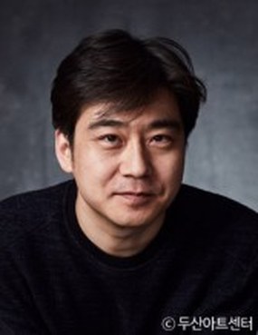 전인철 연출가의 프로필 사진. 어두운 배경 앞에서 검은 옷을 입은 사람이 정면을 바라보고 있다.