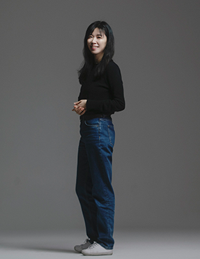 안무가인 황수현의 프로필 사진. 가슴까지 오는 검은 긴머리에 검은색 긴팔 상의와 짙은 청바지, 흰색 운동화를 신었다. 옆을 향해 서서 정면을 보고 미소 짓고 있다.