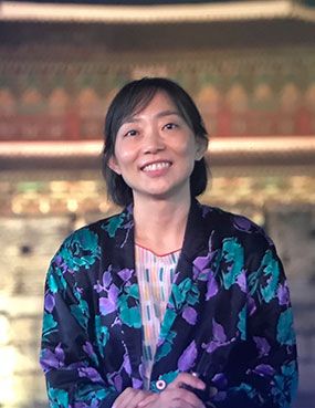 연출가인 이진엽의 프로필 사진. 목까지 오는 단발머리에 보라색과 초록색 꽃무늬가 있는 검은 재킷을 입었다. 한쪽 손을 다른쪽 손목에 올린 채, 정면을 바라보며 미소를 짓고 있다.