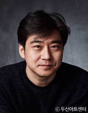 연출가인 전인철의 프로필 사진. 짧은 검은 머리에 검은 티셔츠를 입었다. 살짝 미소를 지으며 정면을 바라보고 있다.