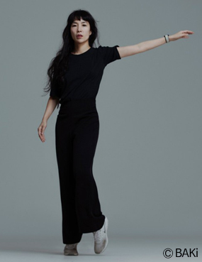 안무가인 허성임의 프로필 사진. 앞머리가 있는 검은 긴 머리에 검은색 반팔과 바지를 입고 흰 운동화를 신었다. 한쪽 팔을 옆으로 뻗고 한쪽 발끝을 세운 채, 무표정으로 정면을 보며 서 있다.